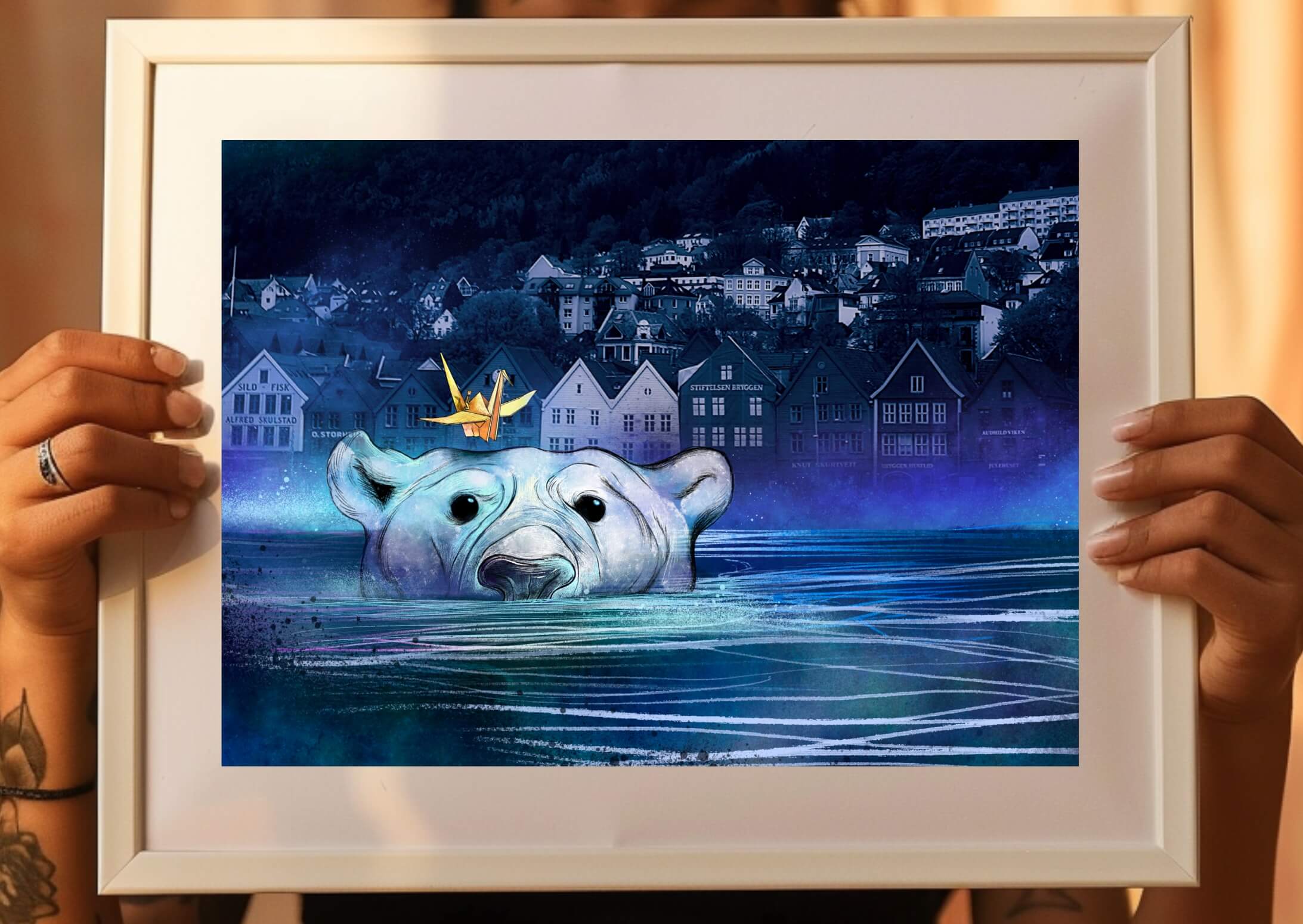 Vågens vokter mockup, woman holding frame